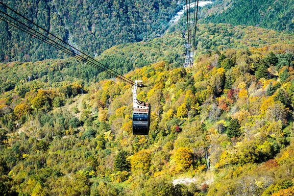 観光客にサービスを提供するケーブルカーとロープウェイで秋の色で主な観光スポットの雰囲気 日本アルプス 新高ロープウェイ — ストック写真