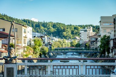 Eski halk kasabası Takayama ve Miyagawa Nehri Japonya 'da sonbaharda sabah.