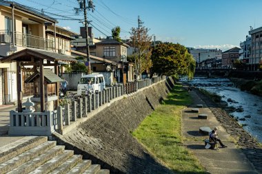 Eski halk kasabası Takayama ve Miyagawa Nehri Japonya 'da sonbaharda sabah.