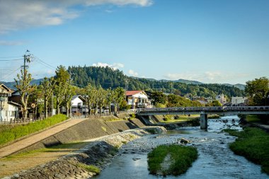 Eski halk kasabası Takayama ve Miyagawa Nehri Japonya 'da sonbaharda sabah.