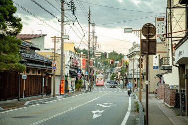 Takayama Gifu Japonya - Ekim 2023: Sonbahar mevsiminde Takayama 'daki eski şehir, eski şehrin güzel ve çekici atmosferiyle.