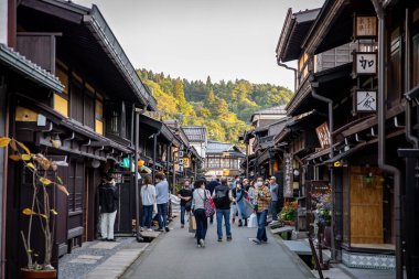 Takayama Gifu Japonya - Ekim 2023: Sonbahar mevsiminde Takayama 'daki eski şehir, eski şehrin güzel ve çekici atmosferiyle.
