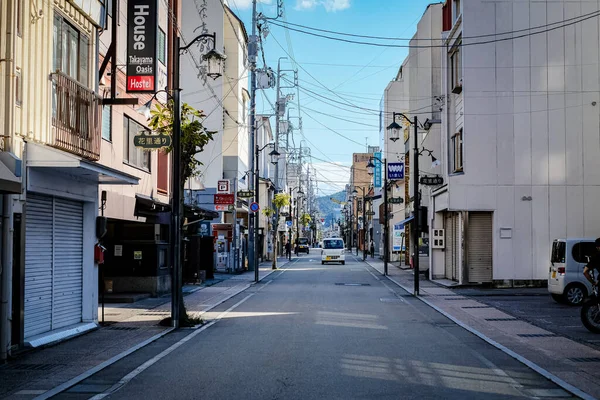 Takayama Gifu Japonya - Ekim 2023: Sonbahar mevsiminde Takayama 'daki eski şehir, eski şehrin güzel ve çekici atmosferiyle.