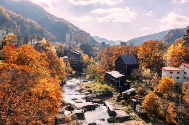 Sapporo, Hokkaido, Japonya - 1 Kasım 2023: Jozankei Onsen Tatil Köyü sonbahar manzarası. Jozankei ünlü bir kaplıcadır. Otelleri ve geleneksel Ryokan 'ı sonbahar renkleriyle kaplıdır..