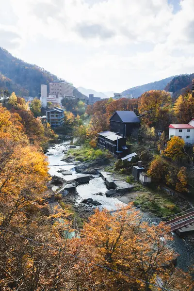 Sapporo, Hokkaido, Japonya - 1 Kasım 2023: Jozankei Onsen Tatil Köyü sonbahar manzarası. Jozankei ünlü bir kaplıcadır. Otelleri ve geleneksel Ryokan 'ı sonbahar renkleriyle kaplıdır..