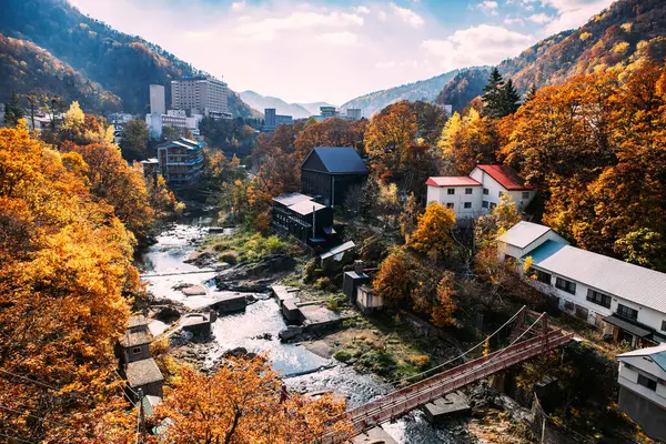 Sapporo, Hokkaido, Japonya - 1 Kasım 2023: Jozankei Onsen Tatil Köyü sonbahar manzarası. Jozankei ünlü bir kaplıcadır. Otelleri ve geleneksel Ryokan 'ı sonbahar renkleriyle kaplıdır..