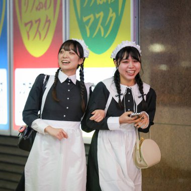 Sapporo, Japonya - 2023 Cadılar Bayramı gecesi Cadılar Bayramı 'nda Cadılar Bayramı kostümlü ve makyajlı bir grup Japon Susukino' nun kesiştiği bölgede yürüyordu..