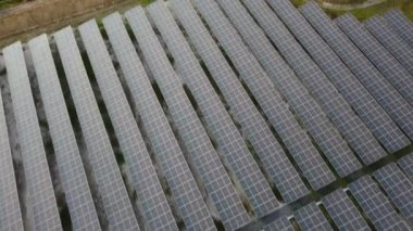 Endüstriyel santrallerin çatılarındaki güneş enerjisinin akşam saatlerinde 4K Aerial görüntüsü. Görüntü renk derecelendirme süreci yok.