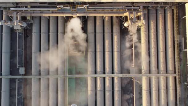化学プラントの冷却タワーの煙装置上のフッテージ4K ドローンは工業用屋根の上を飛行し 化学工場で煙の排気がある冷却塔装置を飛ばします — ストック動画