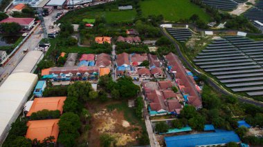 Bir binanın çatısına birden fazla güneş paneli yerleştirildi. Güneş panelleri düzenli sıra ve sütunlar halinde düzenlenir, her panel arasında net ayrılıklar bulunur. 