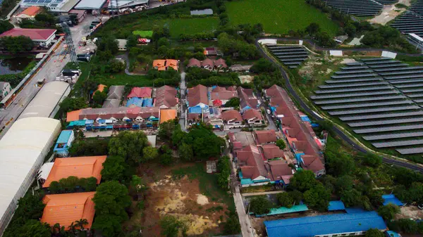 Bir binanın çatısına birden fazla güneş paneli yerleştirildi. Güneş panelleri düzenli sıra ve sütunlar halinde düzenlenir, her panel arasında net ayrılıklar bulunur. 