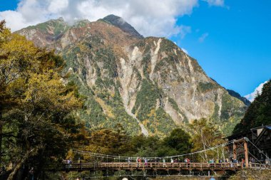 Kuzey Japonya Alplerinde dağlık bir vadi olan Kamikochi 'nin nefes kesici güzelliğini yakalıyor..