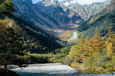 Kuzey Japonya Alplerinde dağlık bir vadi olan Kamikochi 'nin nefes kesici güzelliğini yakalıyor..