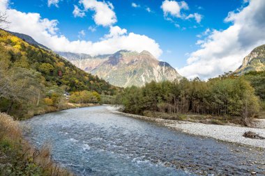 Kuzey Japonya Alplerinde dağlık bir vadi olan Kamikochi 'nin nefes kesici güzelliğini yakalıyor..