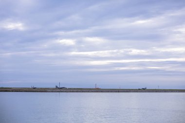 Naha, Okinawa 'daki Umikaji Terası, berrak mavi suları ve hafif eğimli plajı olan sakin bir sahil manzarası sunuyor. Kendine özgü beyaz mimarisi benzersiz bir cazibe ve barışçıl bir ortam ekliyor, rahatlama ve manzaralı güzellikler arayan ziyaretçileri cezbediyor..