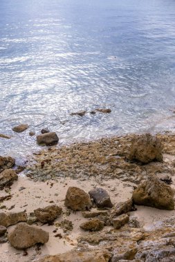 Naha, Okinawa 'daki Umikaji Terası, berrak mavi suları ve hafif eğimli plajı olan sakin bir sahil manzarası sunuyor. Kendine özgü beyaz mimarisi benzersiz bir cazibe ve barışçıl bir ortam ekliyor, rahatlama ve manzaralı güzellikler arayan ziyaretçileri cezbediyor..