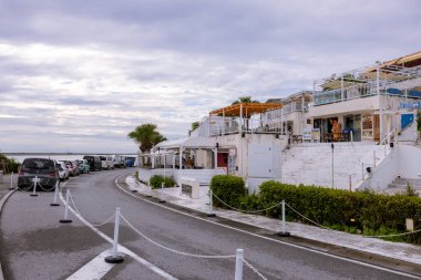 Naha, Okinawa 'daki Umikaji Terası, berrak mavi suları ve hafif eğimli plajı olan sakin bir sahil manzarası sunuyor. Kendine özgü beyaz mimarisi benzersiz bir cazibe ve barışçıl bir ortam ekliyor, rahatlama ve manzaralı güzellikler arayan ziyaretçileri cezbediyor..