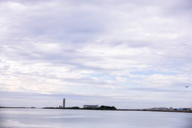 Naha, Okinawa 'daki Umikaji Terası, berrak mavi suları ve hafif eğimli plajı olan sakin bir sahil manzarası sunuyor. Kendine özgü beyaz mimarisi benzersiz bir cazibe ve barışçıl bir ortam ekliyor, rahatlama ve manzaralı güzellikler arayan ziyaretçileri cezbediyor..