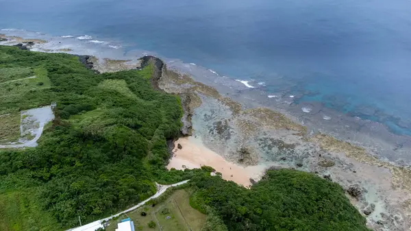Okinawa 'da deniz yüzeyi temiz su ve insansız hava aracının öfke bakışından kayayla kaplı..