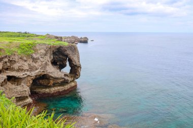 Japonya, Okinawa 'daki Cape Manzamo' nun sahnesi fotokopi alanı ve açık gökyüzü ile Okinawa, Japonya 'da ünlü bir yerdir..