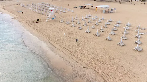 Okinawa 'nın sakin deniz manzaraları kristal berrak suları, açıktaki kayalık oluşumlar ve kıyıya vuran nazik dalgalar.