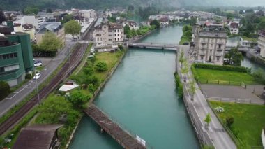 İsviçre 'nin Bern kentindeki Interlaken şehrinden geçen Aare Nehri' nin Yüksek Açı Eğik Manzarası 'nda İHA' dan güzel bir manzara.