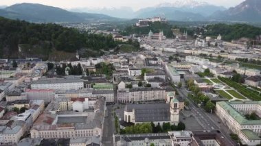 Gün batımında Salzburg HBF tren istasyonu ve kasabasının Salzburg Avusturya silueti