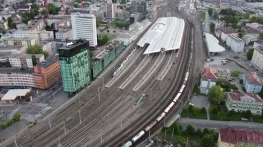 Gün batımında Salzburg HBF tren istasyonu ve kasabasının Salzburg Avusturya silueti
