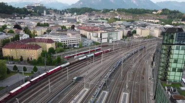 Gün batımında Salzburg HBF tren istasyonu ve kasabasının Salzburg Avusturya silueti