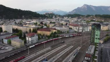 Gün batımında Salzburg HBF tren istasyonu ve kasabasının Salzburg Avusturya silueti