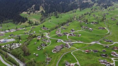 Grindelwald dağ köyünün hava manzarası, Bernese Oberland, İsviçre yeşil tarlalı ve dağdaki köylü insansız hava aracı ile.