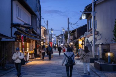 Kyoto Eyaleti, Japonya - Aralık 2024: Byodoin Tapınağı 'nın girişindeki Uji şehrindeki Peaceful sokak manzarası. Bölgede geleneksel Japon mimarisi ve antika çay dükkanları yer alıyor.
