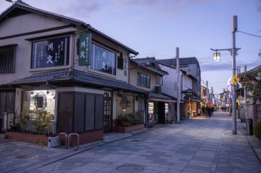 Kyoto Eyaleti, Japonya - Aralık 2024: Byodoin Tapınağı 'nın girişindeki Uji şehrindeki Peaceful sokak manzarası. Bölgede geleneksel Japon mimarisi ve antika çay dükkanları yer alıyor.