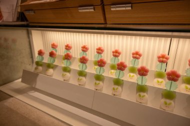 Kyoto 'nun Uji şehrinin bir spesiyali olan Uji kibrit yeşil çayından yapılan güzel bir geleneksel Japon tatlısı. Zengin çay mirasıyla tanınır..