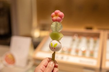 Kyoto 'nun Uji şehrinin bir spesiyali olan Uji kibrit yeşil çayından yapılan güzel bir geleneksel Japon tatlısı. Zengin çay mirasıyla tanınır..