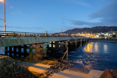 Kyoto Eyaleti, Japonya - Aralık 2024: Byodoin Tapınağı 'nın girişindeki Uji şehrindeki Peaceful sokak manzarası. Bölgede geleneksel Japon mimarisi ve antika çay dükkanları yer alıyor.