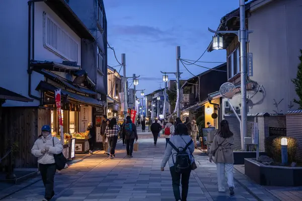 Kyoto Eyaleti, Japonya - Aralık 2024: Byodoin Tapınağı 'nın girişindeki Uji şehrindeki Peaceful sokak manzarası. Bölgede geleneksel Japon mimarisi ve antika çay dükkanları yer alıyor.