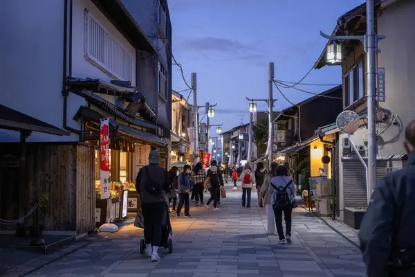 Kyoto Eyaleti, Japonya - Aralık 2024: Byodoin Tapınağı 'nın girişindeki Uji şehrindeki Peaceful sokak manzarası. Bölgede geleneksel Japon mimarisi ve antika çay dükkanları yer alıyor.