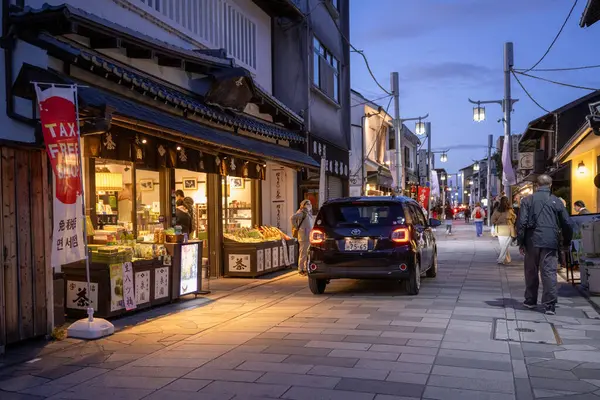 Kyoto Eyaleti, Japonya - Aralık 2024: Byodoin Tapınağı 'nın girişindeki Uji şehrindeki Peaceful sokak manzarası. Bölgede geleneksel Japon mimarisi ve antika çay dükkanları yer alıyor.