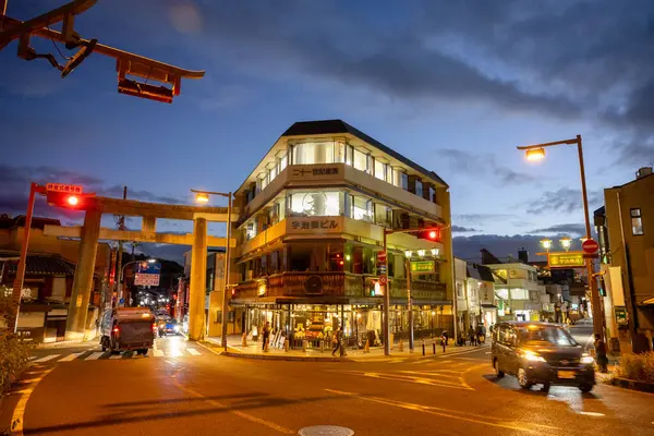 Kyoto Eyaleti, Japonya - Aralık 2024: Byodoin Tapınağı 'nın girişindeki Uji şehrindeki Peaceful sokak manzarası. Bölgede geleneksel Japon mimarisi ve antika çay dükkanları yer alıyor.