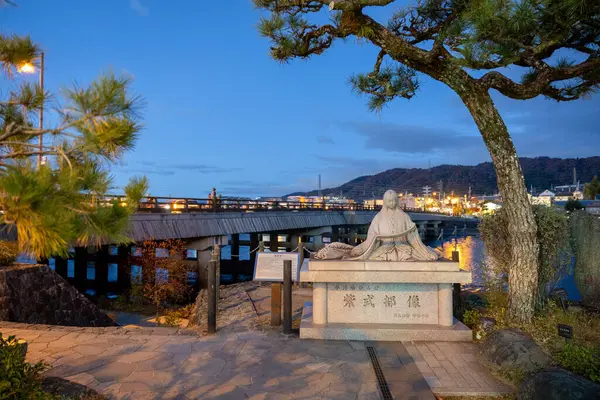 Kyoto Eyaleti, Japonya - Aralık 2024: Byodoin Tapınağı 'nın girişindeki Uji şehrindeki Peaceful sokak manzarası. Bölgede geleneksel Japon mimarisi ve antika çay dükkanları yer alıyor.