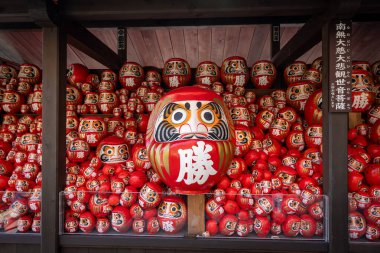 Osaka, Japonya - Aralık 2024: Minoh 'taki Katsuo-ji Tapınağı' nın en yoğun sonbahar dönemi manzarası. Canlı kırmızı ve turuncu akçaağaç yapraklarıyla güzelce çerçevelenmiş, Japon sonbaharının sakin atmosferini yansıtıyor..