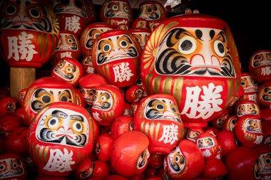 Osaka, Japonya - Aralık 2024: Minoh 'taki Katsuo-ji Tapınağı' nın en yoğun sonbahar dönemi manzarası. Canlı kırmızı ve turuncu akçaağaç yapraklarıyla güzelce çerçevelenmiş, Japon sonbaharının sakin atmosferini yansıtıyor..