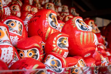 Osaka, Japonya - Aralık 2024: Minoh 'taki Katsuo-ji Tapınağı' nın en yoğun sonbahar dönemi manzarası. Canlı kırmızı ve turuncu akçaağaç yapraklarıyla güzelce çerçevelenmiş, Japon sonbaharının sakin atmosferini yansıtıyor..