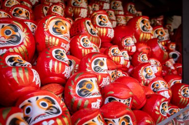 Osaka, Japonya - Aralık 2024: Minoh 'taki Katsuo-ji Tapınağı' nın en yoğun sonbahar dönemi manzarası. Canlı kırmızı ve turuncu akçaağaç yapraklarıyla güzelce çerçevelenmiş, Japon sonbaharının sakin atmosferini yansıtıyor..