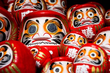 Osaka, Japonya - Aralık 2024: Minoh 'taki Katsuo-ji Tapınağı' nın en yoğun sonbahar dönemi manzarası. Canlı kırmızı ve turuncu akçaağaç yapraklarıyla güzelce çerçevelenmiş, Japon sonbaharının sakin atmosferini yansıtıyor..