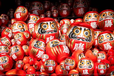 Osaka, Japonya - Aralık 2024: Minoh 'taki Katsuo-ji Tapınağı' nın en yoğun sonbahar dönemi manzarası. Canlı kırmızı ve turuncu akçaağaç yapraklarıyla güzelce çerçevelenmiş, Japon sonbaharının sakin atmosferini yansıtıyor..