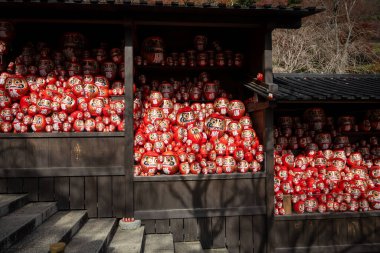 Osaka, Japonya - Aralık 2024: Minoh 'taki Katsuo-ji Tapınağı' nın en yoğun sonbahar dönemi manzarası. Canlı kırmızı ve turuncu akçaağaç yapraklarıyla güzelce çerçevelenmiş, Japon sonbaharının sakin atmosferini yansıtıyor..