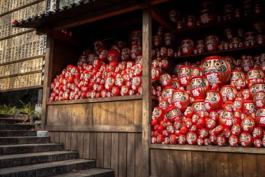 Osaka, Japonya - Aralık 2024: Minoh 'taki Katsuo-ji Tapınağı' nın en yoğun sonbahar dönemi manzarası. Canlı kırmızı ve turuncu akçaağaç yapraklarıyla güzelce çerçevelenmiş, Japon sonbaharının sakin atmosferini yansıtıyor..