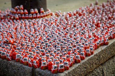 Osaka, Japonya - Aralık 2024: Minoh 'taki Katsuo-ji Tapınağı' nın en yoğun sonbahar dönemi manzarası. Canlı kırmızı ve turuncu akçaağaç yapraklarıyla güzelce çerçevelenmiş, Japon sonbaharının sakin atmosferini yansıtıyor..